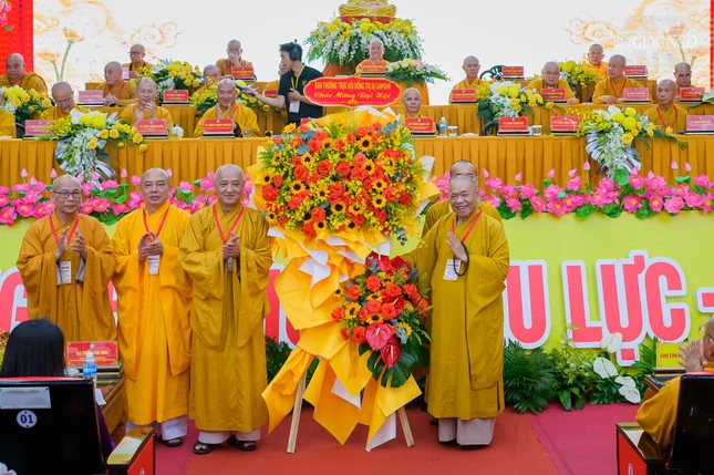 Ban Thường trực Hội đồng Trị sự tặng hoa chúc mừng Ban Thường trực Hội đồng Trị sự tặng hoa chúc mừng