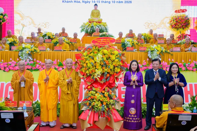 Tỉnh ủy - HĐND - UBND - Ủy ban MTTQVN tỉnh Khánh Hòa tặng hoa chúc mừng Tỉnh ủy - HĐND - UBND - Ủy ban MTTQVN tỉnh Khánh Hòa tặng hoa chúc mừng