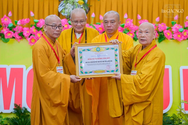 Trưởng lão Hòa thượng Chủ tịch Hội đồng Trị sự trao Bằng tuyên dương công đức đến tập thể Ban Trị sự Phật giáo tỉnh Khánh Hòa Trưởng lão Hòa thượng Chủ tịch Hội đồng Trị sự trao Bằng tuyên dương công đức đến tập thể Ban Trị sự Phật giáo tỉnh Khánh Hòa