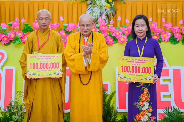 Hòa thượng Thích Đức Thành, Phó Trưởng ban Trị sự kiêm Trưởng ban Tăng sự Phật giáo tỉnh Khánh Hòa, thay mặt Ban Trị sự tặng quà hỗ trợ Quỹ An sinh xã hội của tỉnh và Trường Trung cấp Phật học tỉnh Hòa thượng Thích Đức Thành, Phó Trưởng ban Trị sự kiêm Trưởng ban Tăng sự Phật giáo tỉnh Khánh Hòa, thay mặt Ban Trị sự tặng quà hỗ trợ Quỹ An sinh xã hội của tỉnh và Trường Trung cấp Phật học tỉnh
