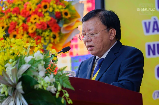 Đại diện lãnh đạo tỉnh Khánh Hòa phát biểu chúc mừng đại hội thành công Đại diện lãnh đạo tỉnh Khánh Hòa phát biểu chúc mừng đại hội thành công