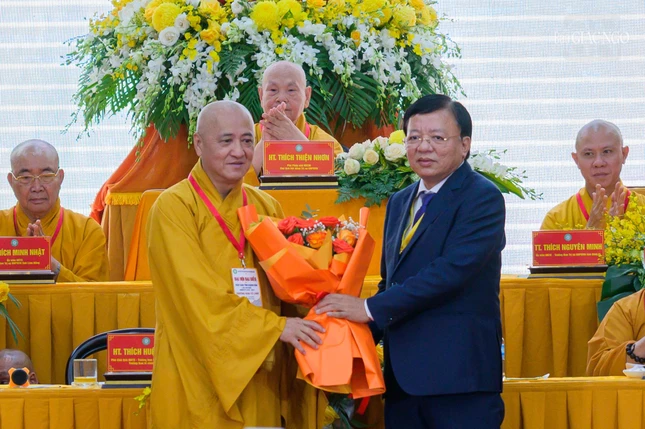 Lãnh đạo tỉnh Khánh Hòa tặng hoa chúc mừng Hòa thượng Thích Huệ Thông được đại hội suy cử tân Trưởng ban Trị sự GHPGVN tỉnh Khánh Hòa Lãnh đạo tỉnh Khánh Hòa tặng hoa chúc mừng Hòa thượng Thích Huệ Thông được đại hội suy cử tân Trưởng ban Trị sự GHPGVN tỉnh Khánh Hòa