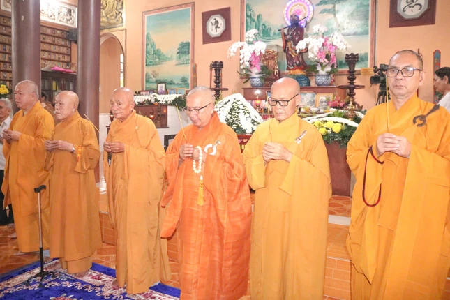 Chư tôn Trưởng lão dâng hương tưởng niệm Chư tôn Trưởng lão dâng hương tưởng niệm