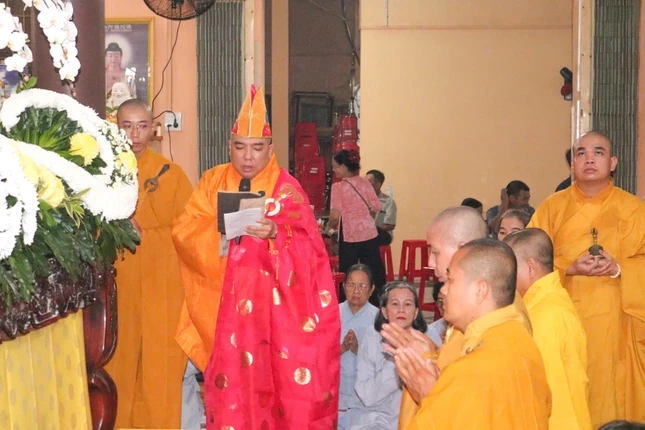 Chư tôn đức Ban Kinh sư cử hành nghi thức cung tiến Giác linh cố Hòa thượng Chư tôn đức Ban Kinh sư cử hành nghi thức cung tiến Giác linh cố Hòa thượng