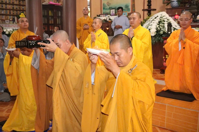 Môn đồ pháp quyến dâng phạn thực cúng dường Môn đồ pháp quyến dâng phạn thực cúng dường