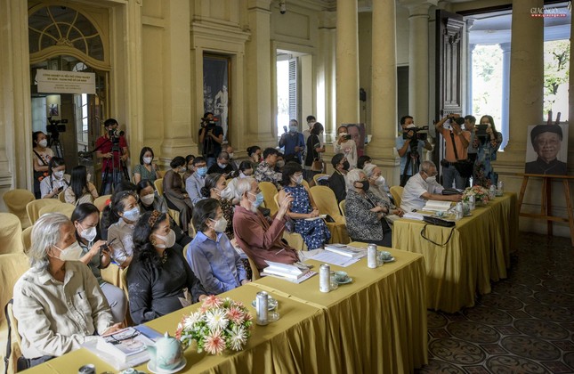 Người tham dự lắng nghe cuộc đời và sự nghiệp của giáo sư Trần Văn Khê