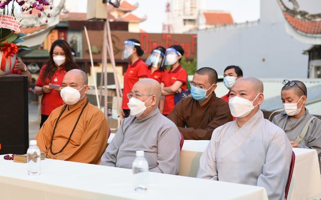 Thượng tọa Thích Thanh Phong, Ni trưởng Thích nữ Từ Nhẫn, Ni sư Thích nữ Huệ Tuyến và chư vị Ban Từ thiện - Xã hội GHPGVN TP.HCM