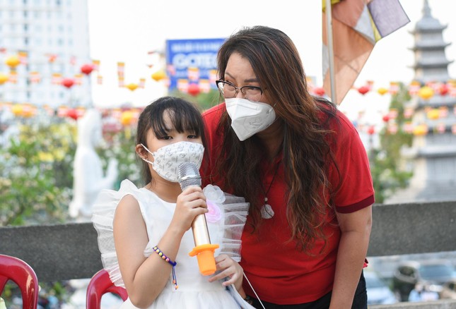 Nhà báo Gia Bảo, Phó Tổng biên tập báo Khăn Quàng Đỏ giao lưu với các em tại buổi trao quà ở chùa Vĩnh Nghiêm