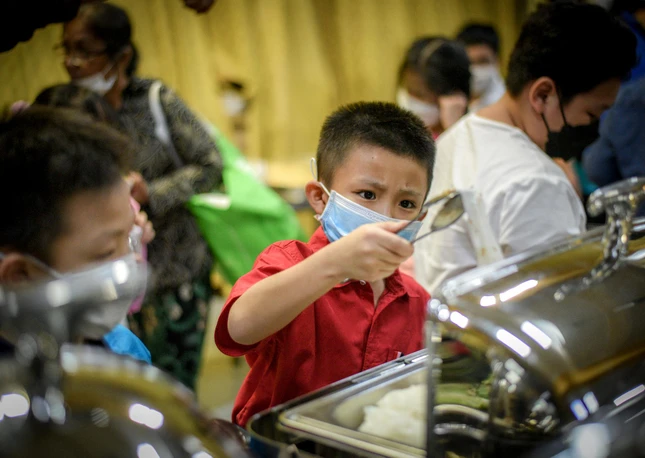 Hào hứng với tiệc buffet chay tại chùa Vĩnh Nghiêm sau trò chơi lớn và nhận quà Hào hứng với tiệc buffet chay tại chùa Vĩnh Nghiêm sau trò chơi lớn và nhận quà