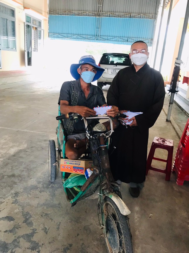 Người dân nghèo, khó khăn nhận quà Tết