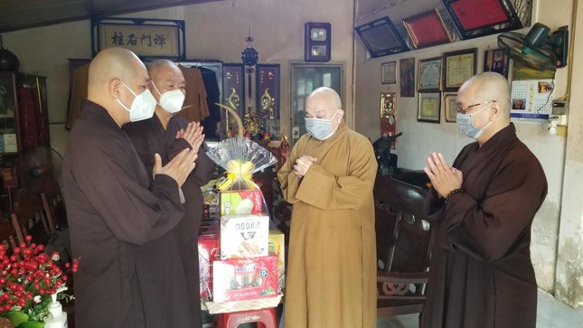 Hòa thượng Thích Thiện Tấn chúc Tết đến đoàn - Ảnh Hoàng Phương