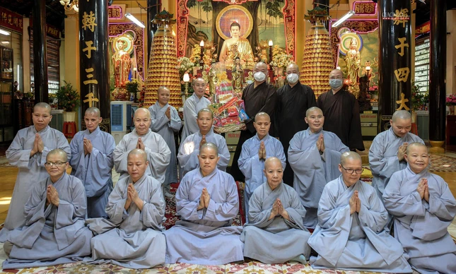 Ni chúng chùa Huệ Lâm đón tiếp Ban Trị sự Phật giáo quận 8 viếng thăm