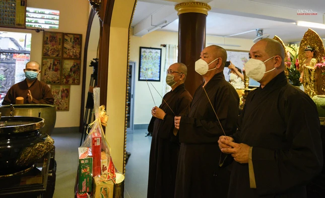 Thắp hương tưởng niệm tại chùa Liên Hoa