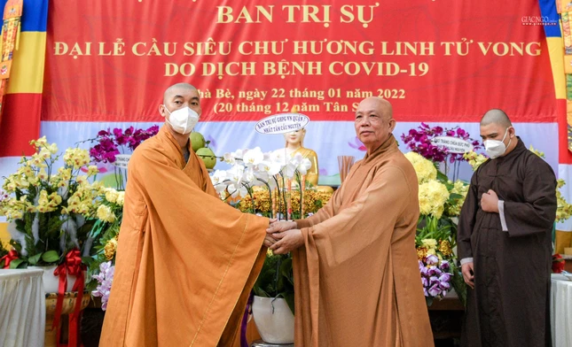Thượng tọa Thích Hoằng Ninh, Trưởng ban Trị sự GHPGVN quận 7 tặng hoa tại buổi lễ