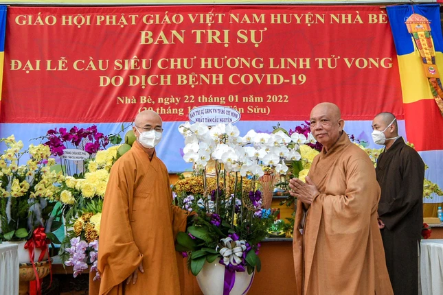 Thượng tọa Thích Thiện Quý, đại diện Ban Trị sự GHPGVN TP.HCM tặng hoa tưởng niệm