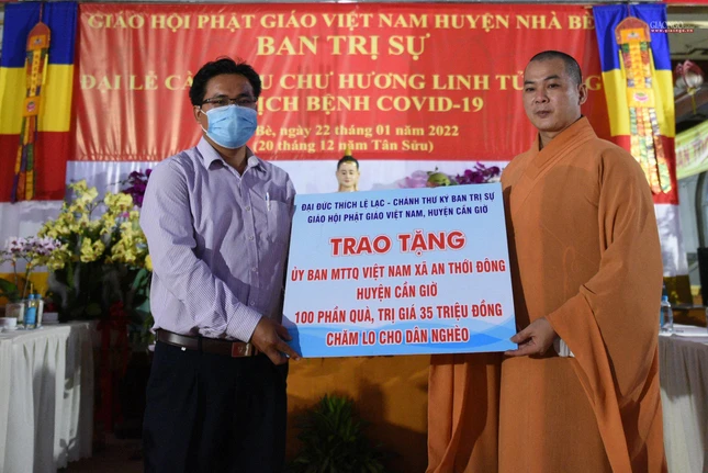 Đại đức Thích Lệ Lạc, Chánh Thư ký Ban Trị sự GHPGVN huyện Cần Giờ tặng quà chăm lo cho dân nghèo Xuân Nhâm Dần