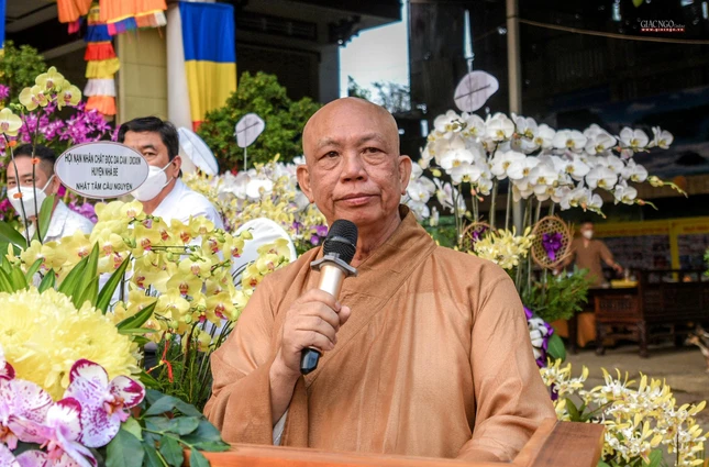 Thượng tọa Thích Thiện Từ, Trưởng ban Trị sự GHPGVN huyện Nhà Bè phát biểu khai mạc