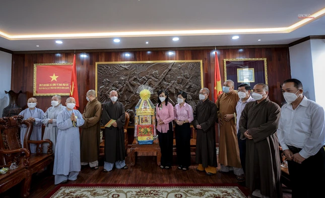 Ban Trị sự GHPGVN TP.HCM tặng quà chúc mừng đến lãnh đạo chính quyền huyện Bình Chánh