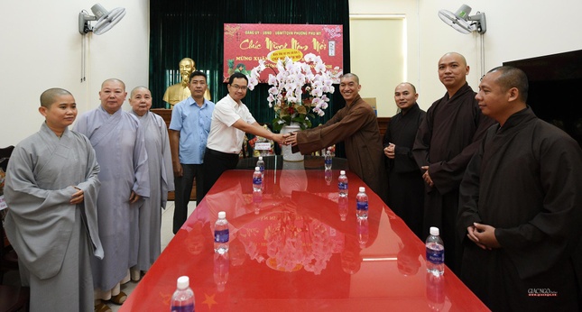 Ông Phạm Thế Quan, Chủ tịch UBND phường Phú Mỹ, quận 7 đón tiếp phái đoàn