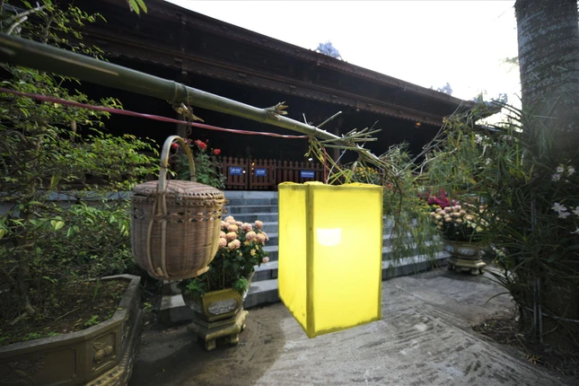 Cây nêu với một giỏ tre và chiếc đèn lồng với ý nghĩa xua đuổi điều không lành