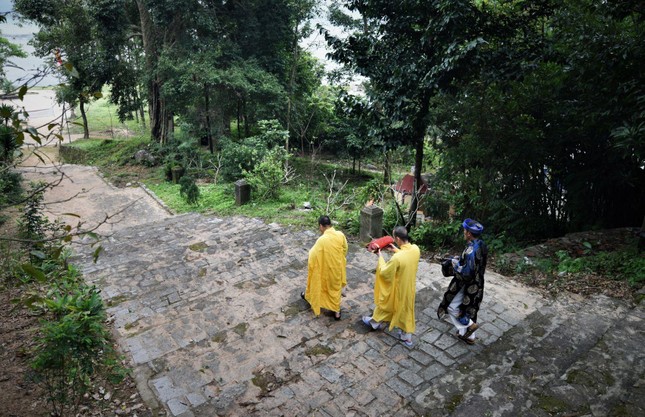 Đại đức Thích Minh Chính hướng dẫn Phật tử dựng nêu đón năm mới