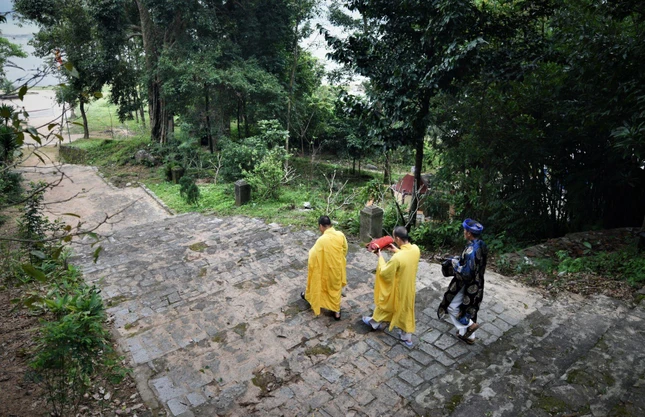 Đại đức Thích Minh Chính hướng dẫn Phật tử dựng nêu đón năm mới