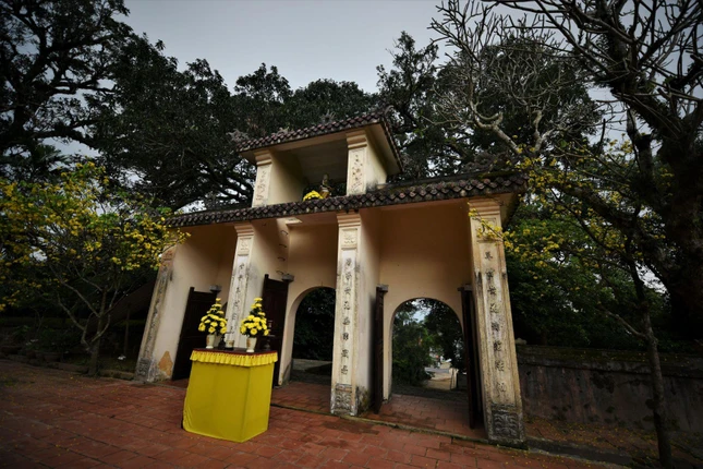 Cổng Tam quan khắc câu đối của vua Minh Mạng