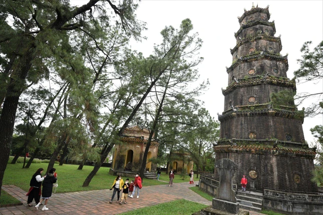 Quốc tự Thiên Mụ là điểm đến mà nhiều người lựa chọn dịp đầu năm