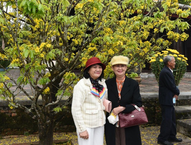 Chụp ảnh lưu niệm với người thân