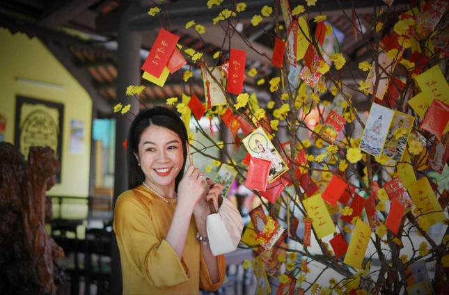 Hái lộc Phật đầu xuân