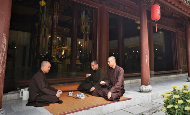 Hiên chùa cũng là nơi mà các Thầy thường quây quần bên nhau, huynh đệ chia sẻ những vui buồn trên con đường tu học của mình trong năm qua