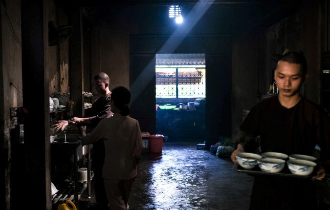 … bữa cơm vẫn đạm bạc rau dưa như mỗi ngày - Ảnh Hiếu Trương