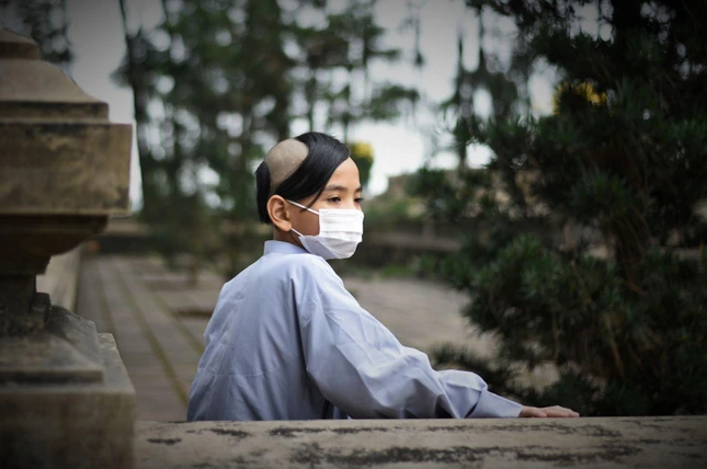 Sự trầm tư của một chú tiểu khác tại chùa Thiên Mụ. Có thể đó là khoảnh khắc chú đang nhớ nhà, nhớ cha mẹ khi Tết về