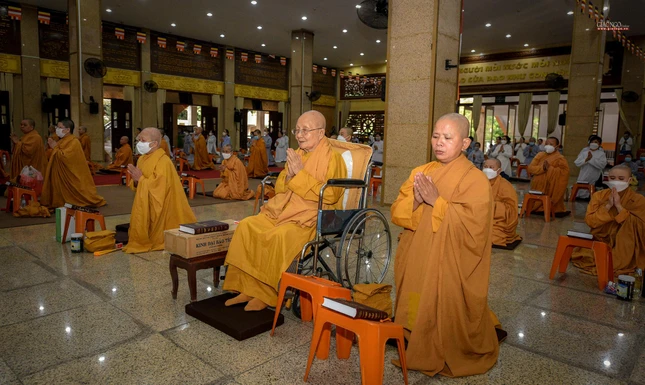 Ni sư Kiến Liên (tịnh xá Ngọc Thành) cùng Ni giới tại buổi lễ