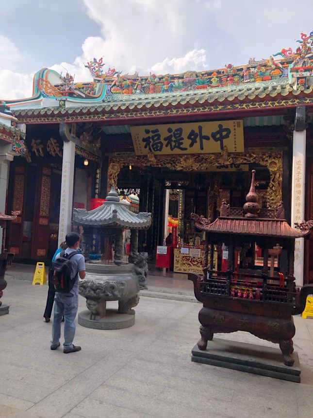 "Chùa" Bà Thiên Hậu, "chùa" Ông, Hội Quán Nhị Phủ... là những điểm đến mà người Hoa thường đến trong dịp Tết Nguyên tiêu