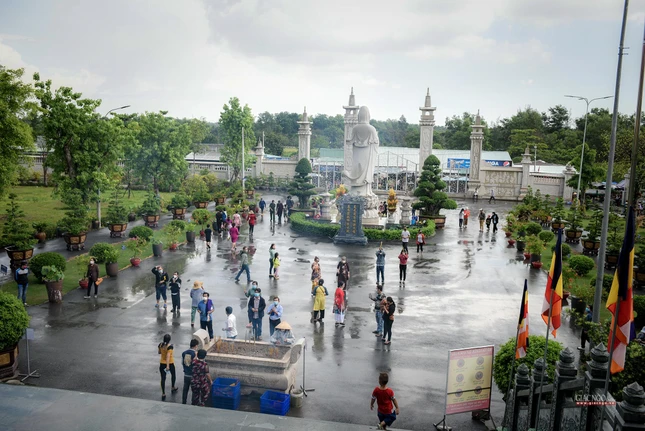 Mặc dù TP.HCM đã là vùng xanh nhưng người dân khi đi lễ chùa vẫn nghiêm chỉnh chấp hành các biện pháp an toàn, phòng ngừa dịch bệnh Covid-19