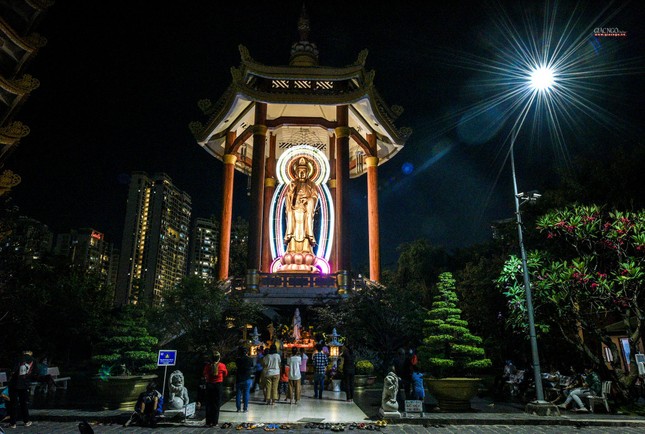 Hình ảnh người dân cầu nguyện dưới chân tượng Quán Thế Âm tại Pháp viện Minh Đăng Quang để hy vọng nhận được sự che chở của vị Bồ-tát này