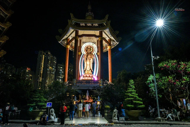 Hình ảnh người dân cầu nguyện dưới chân tượng Quán Thế Âm tại Pháp viện Minh Đăng Quang để hy vọng nhận được sự che chở của vị Bồ-tát này