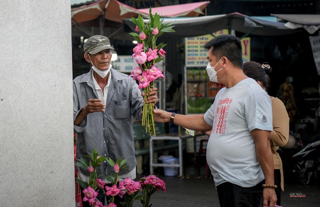 Tình trạng bói toán, mua bán lộn xộn, chèo kéo khách hành hương trước cổng chùa trước đây đã không còn