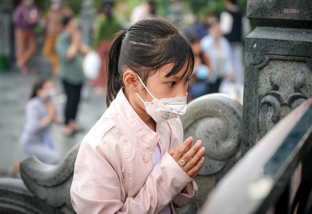 Một em bé chắp tay cầu nguyện "Phật Cô Đơn" gia hộ cho mình năm mới có nhiều thành tích tốt trong học tập
