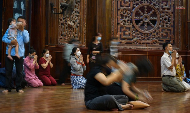 Người dân cầu nguyện một năm mới nhiều điều tốt lành, đại dịch sẽ không còn tác động đến đời sống sinh hoạt