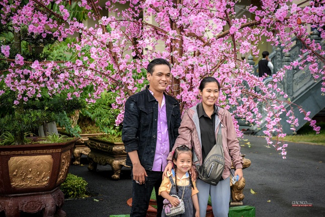 Rất nhiều du khách lựa chọn lưu giữ những bức ảnh bên gia đình khi đến tham quan chùa Thanh Tâm