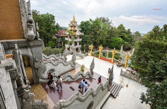 Năm nay, Tết Nguyên tiêu rơi vào ngày thứ Ba trong tuần nên số lượng người đến chùa vào ban ngày thưa thớt. Chùa Bửu Long (TP.Thủ Đức), ngôi chùa thuộc Hệ phái Phật giáo Nguyên thủy có kiến trúc pha trộn giữa chùa Thái Lan, Ấn Độ thường xuyên là điểm dừng chân tham quan của các đoàn khách du lịch hành hương đầu năm