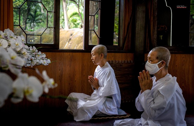Không gian yên tĩnh cùng với tiếng kinh kệ trầm bỗng của các tu nữ khiến nhiều người khi đến đây cảm thấy tâm hồn trở nên thanh thản hơn