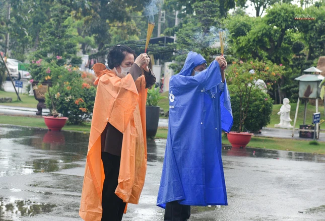 Mặc dù mưa gió nhưng rất nhiều khách hành hương đến chùa để cầu nguyện đầu năm. Chùa Thanh Tâm là nơi sinh hoạt tôn giáo nổi tiếng ở huyện Bình Chánh