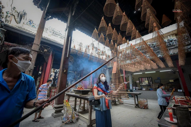 Tết Nguyên tiêu là một ngày lễ rất lớn đối với cộng đồng người Hoa. Thời gian này họ thường đi chùa, hội quán để cầu cho một năm bình an, khỏe mạnh và phát tài, phát lộc. Chị Thùy Anh (quận 6) gửi gắm những tâm nguyện của mình trên vòng hương cúng dường