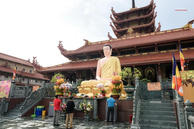 Người dân đến chùa cầu nguyện được nhiều sức khỏe, gia đình thuận hòa và công việc hanh thông