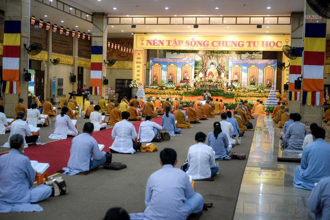 Không chỉ đến chùa để cầu nguyện, nhiều Phật tử còn tham dự các buổi tụng kinh Dược sư đầu năm để hồi hướng các phước lành đến gia đình, người thân và xã hội bình an trong năm mới