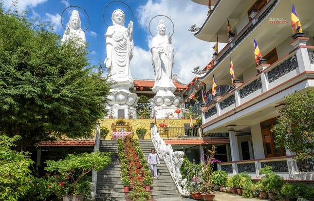 Cô Cao Thị Bạch Trúc (quận Bình Tân) lặn lội từ xa đến đảnh lễ Phật tại ngôi Sắc tứ Long Huê (quận Gò Vấp), nơi chúa Nguyễn Phúc Ánh có lần tạm ẩn khi bị quân Tây Sơn truy bắt, để cầu mong chư Phật mười phương gia hộ cho con cháu trong năm mới