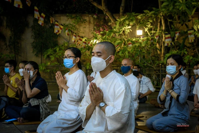 Hoặc tụng đọc lại các lời dạy của Đức Phật nhằm nhắc nhở bản thân tinh tấn hơn